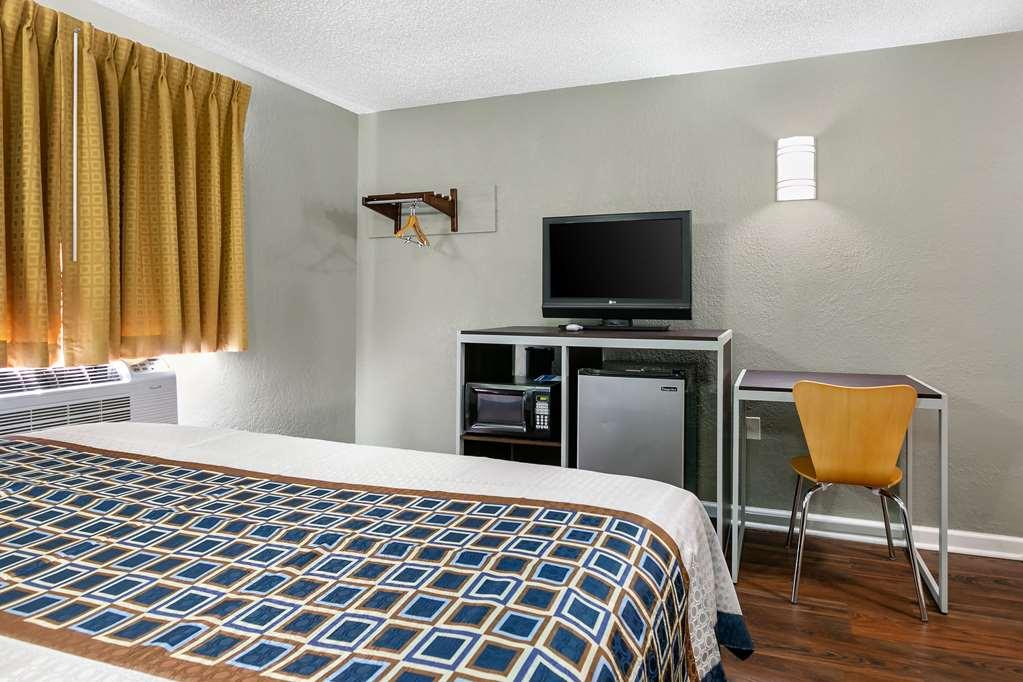 Knights Inn Bristol Levittown Room photo