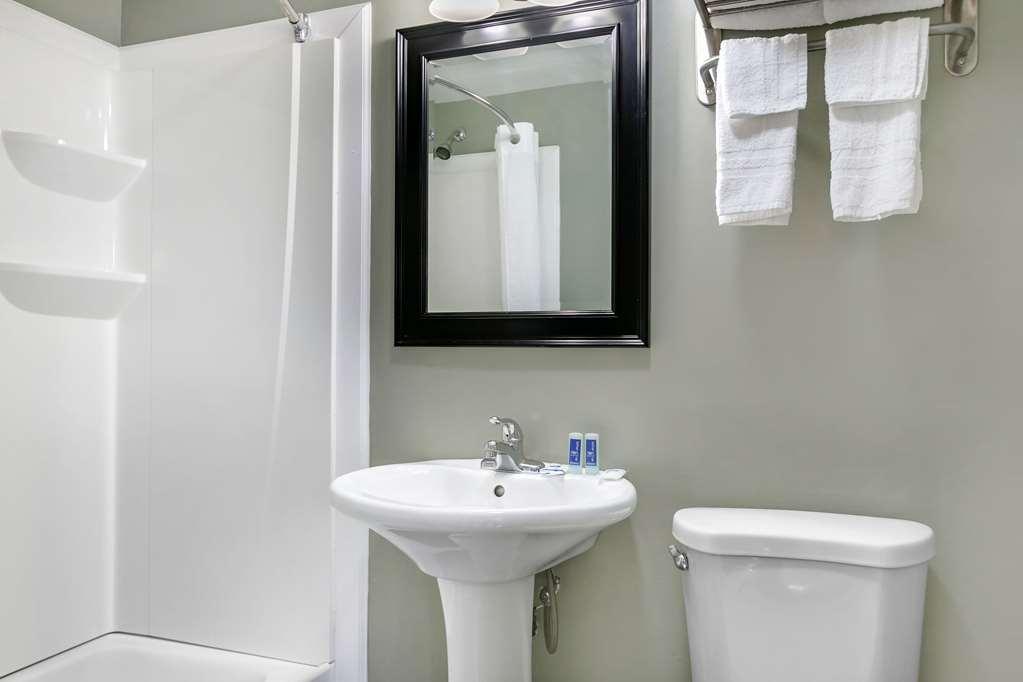 Knights Inn Bristol Levittown Room photo