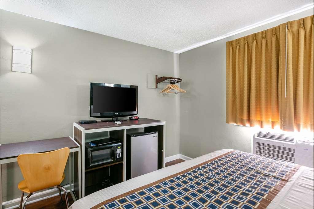 Knights Inn Bristol Levittown Room photo