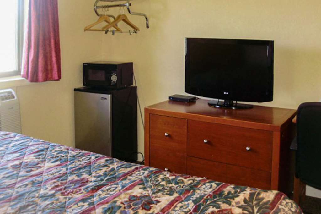 Knights Inn Bristol Levittown Room photo